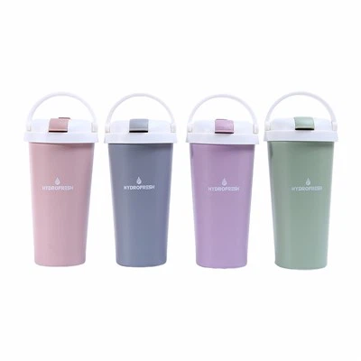 Kaffee -Becher mit Deckel und Stroh